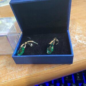 EVEVIC EMERALD GREEN CRYSTAL FROM AUSTRIA EARRINGS NEW NEVER WORN